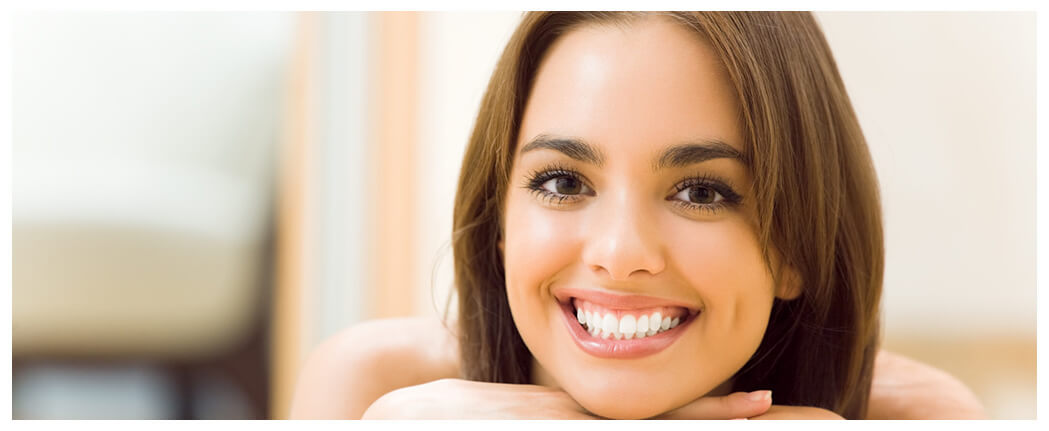 Smiling woman resting on her hands.